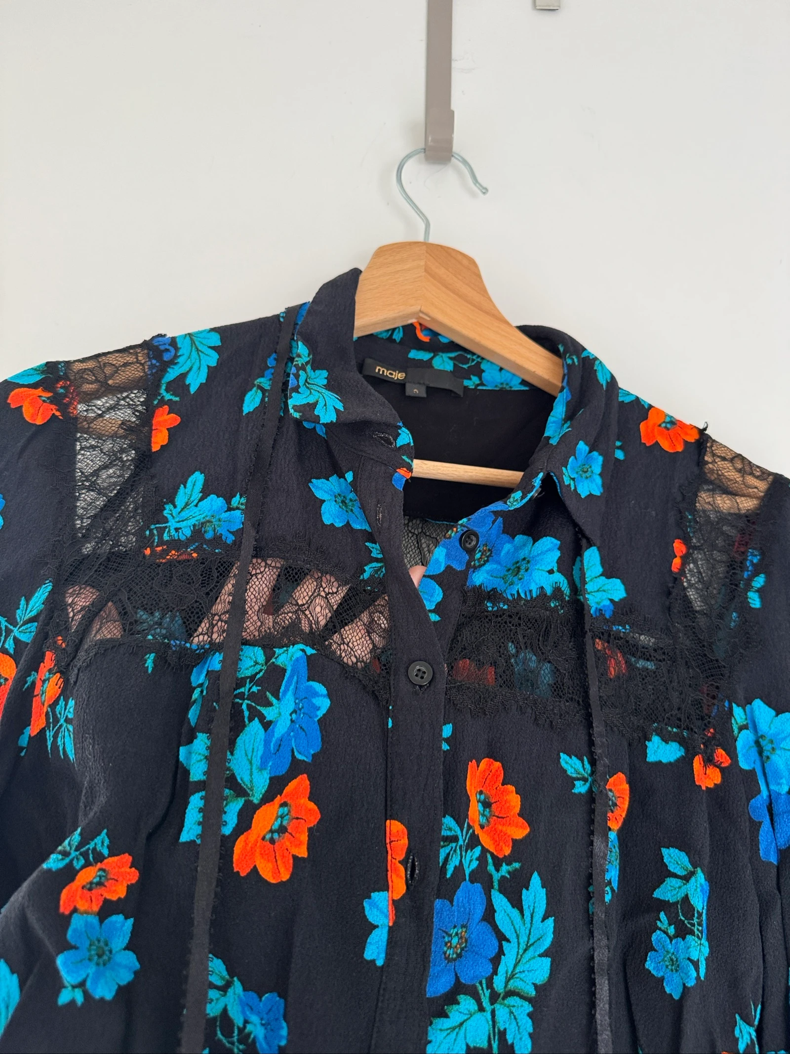 Camisa Maje preta com estampa floral e renda - Tamanho 3 – photo 6
